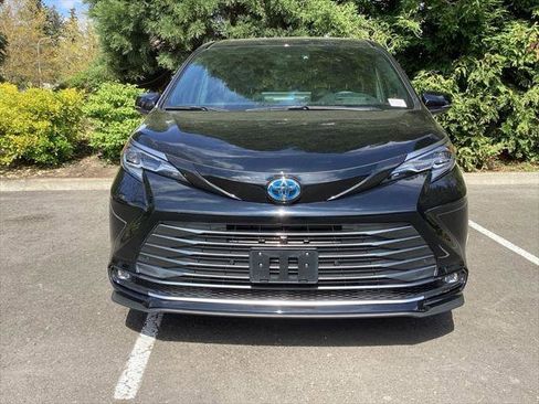 Certified 2025 Toyota Sienna Platinum AWD/4WD image 19