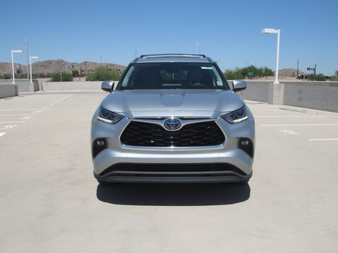 Used 2021 Toyota Highlander Limited AWD/4WD image 3
