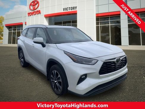 Used 2023 Toyota Highlander XLE AWD/4WD image 1
