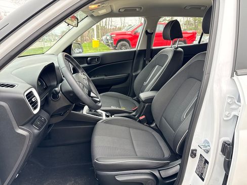 Certified 2025 Hyundai Venue Limited FWD image 9