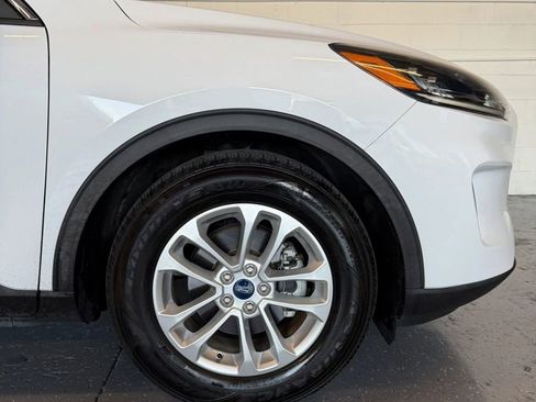 Used 2020 Ford Escape SE image 6