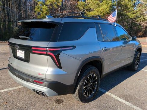 Used 2024 Chevrolet Traverse Z71 image 4