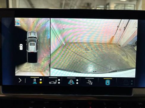 Used 2023 Chevrolet Silverado 1500 LTZ w/ LTZ Convenience Package II AWD/4WD image 32
