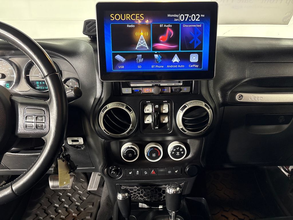 Used 2017 Jeep Wrangler Unlimited Sahara w/ Connectivity Group AWD/4WD image 28