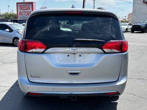 Used 2019 Chrysler Pacifica Touring-L Plus FWD image 4