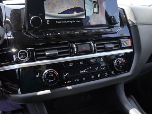 Used 2024 Nissan Pathfinder SL FWD image 13