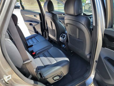 Used 2019 Kia Sorento EX w/ EX Premium Package FWD image 16