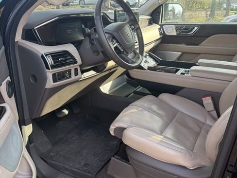 Used 2022 Lincoln Navigator Reserve image 3