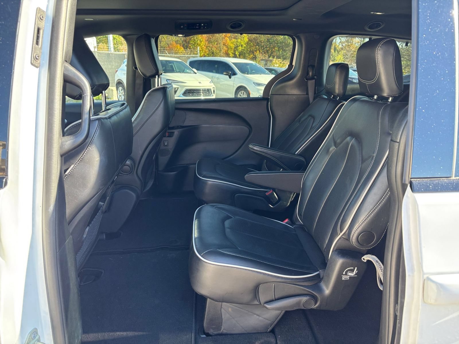 Used 2025 Chrysler Pacifica Limited FWD image 28