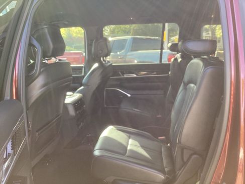 Used 2022 Jeep Wagoneer Series III w/ Flexible Seating Group image 9