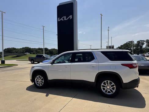 Used 2021 Chevrolet Traverse LT FWD image 25