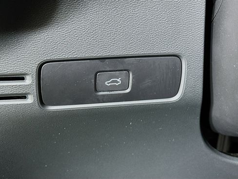 Used 2025 Volvo XC40 B5 Core image 17