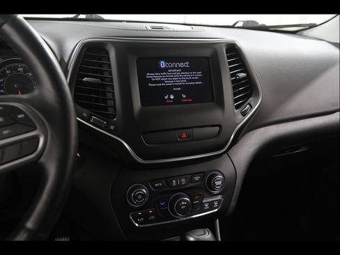 Used 2019 Jeep Cherokee Latitude Plus w/ Cold Weather Group AWD/4WD image 9