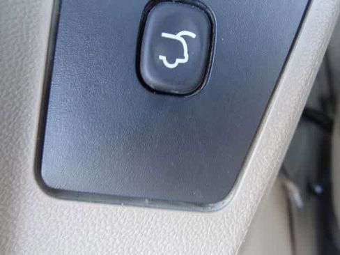 Used 2014 Chrysler Town & Country Touring FWD image 11