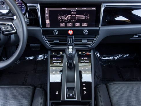 Certified 2026 Porsche Macan AWD/4WD image 46