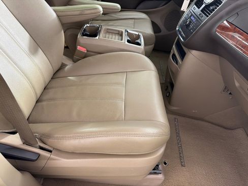 Used 2015 Chrysler Town & Country Touring FWD image 20