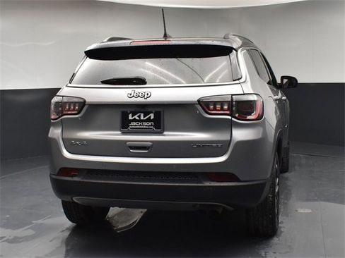 Used 2022 Jeep Compass Limited image 7