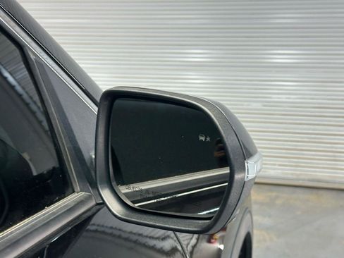 Used 2025 Chevrolet Traverse LT w/ Sun and Wheel Package FWD image 11