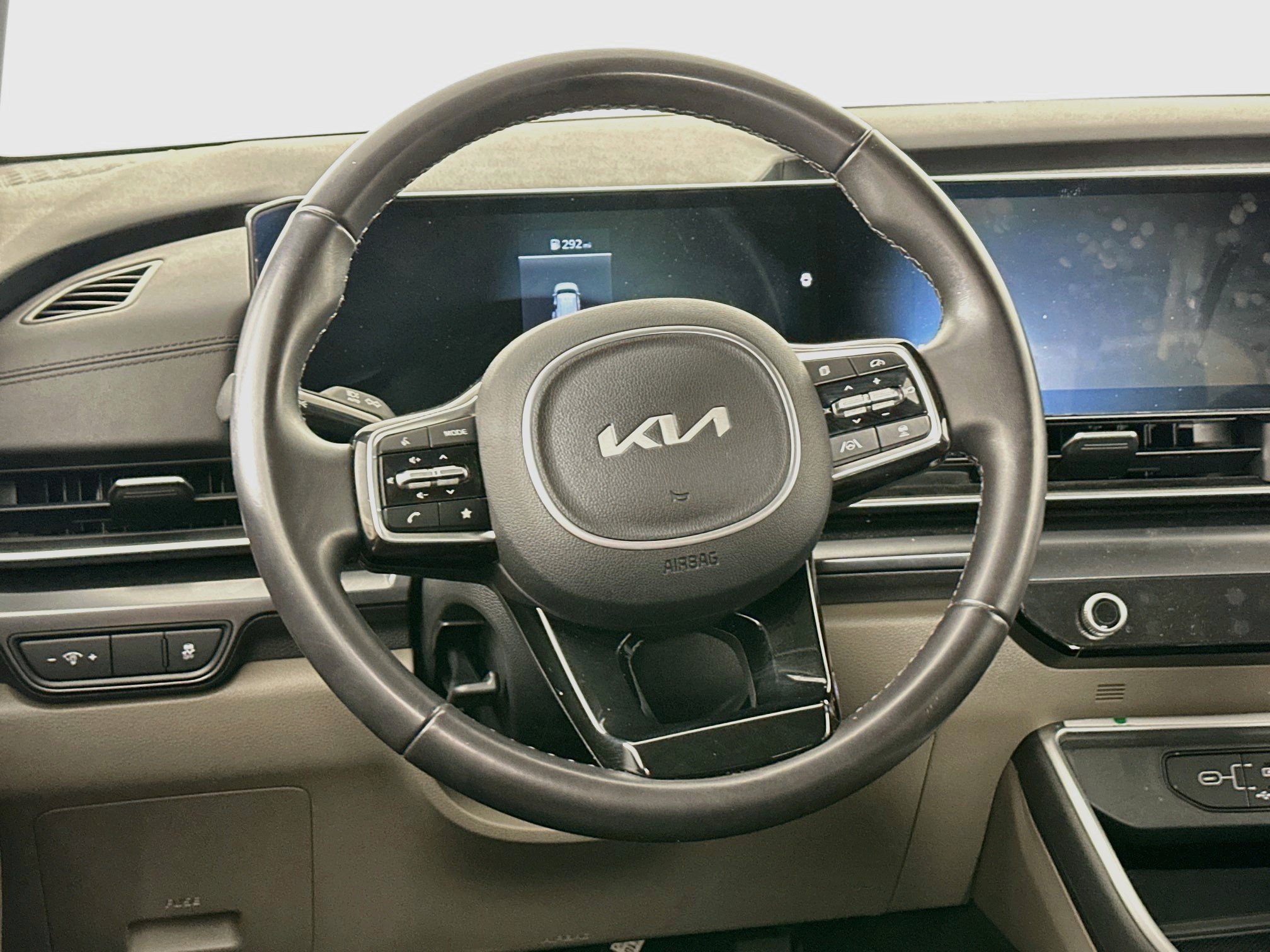 Used 2025 Kia Carnival FWD image 18