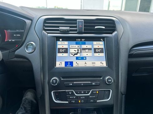 Used 2018 Ford Fusion SE w/ Equipment Group 201A FWD image 8