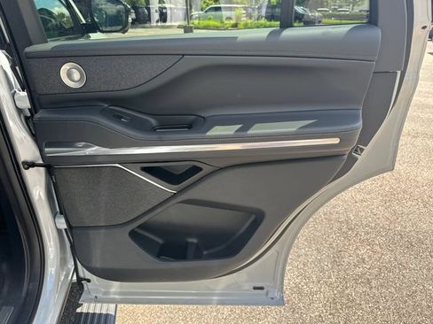 New 2026 Lincoln Navigator Reserve AWD/4WD image 17