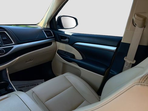 Used 2019 Toyota Highlander SE image 25