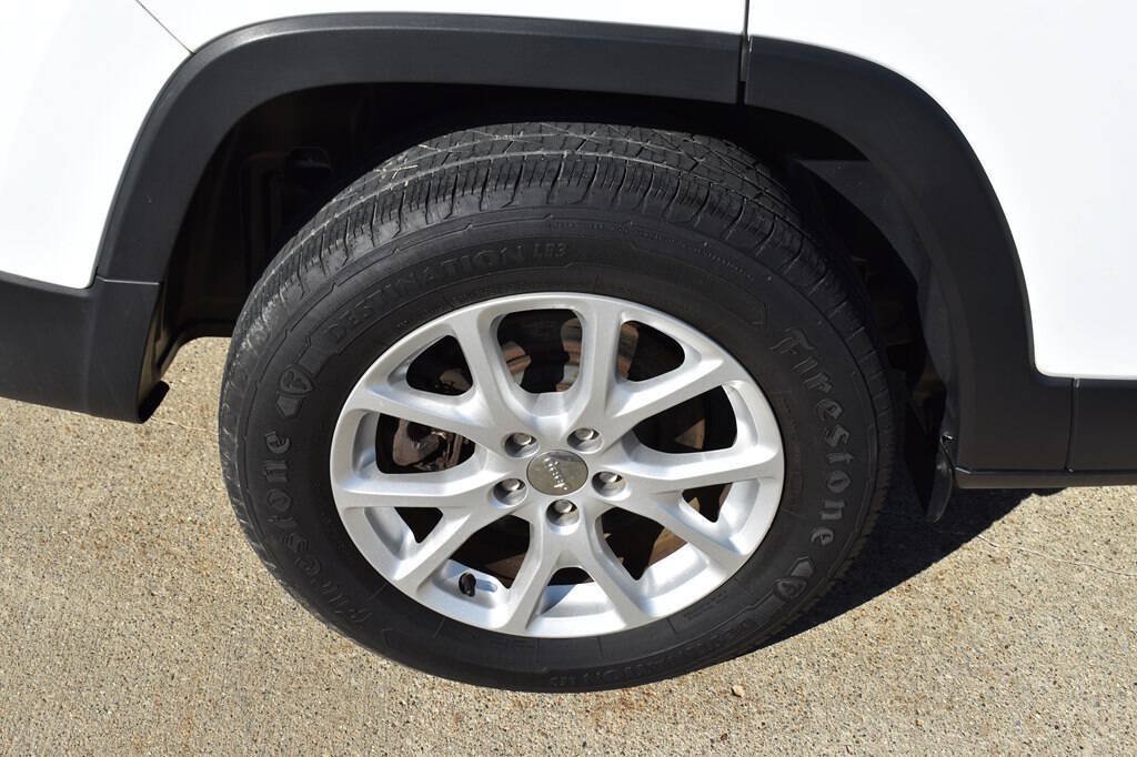 Used 2018 Jeep Cherokee Latitude Plus w/ Cold Weather Group AWD/4WD image 3