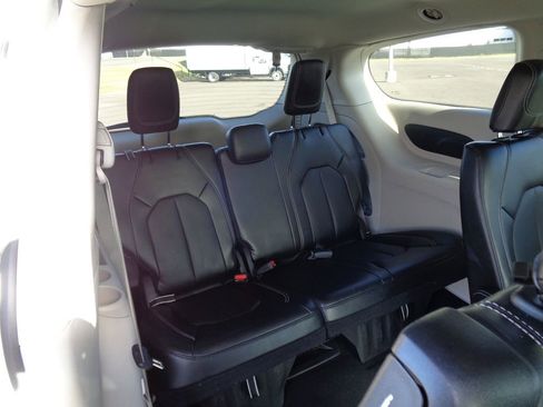 Certified 2024 Chrysler Pacifica Touring-L image 11