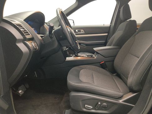 Used 2018 Ford Explorer XLT image 17