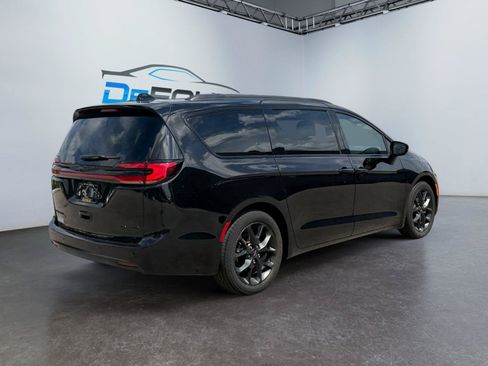 Used 2025 Chrysler Pacifica Limited FWD image 3