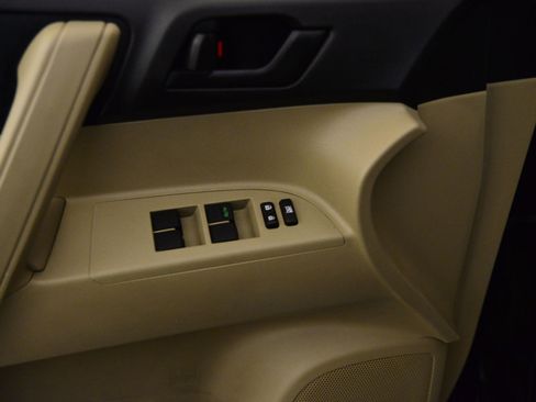 Used 2012 Toyota Highlander FWD image 25