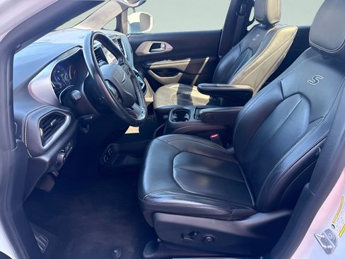 Used 2021 Chrysler Pacifica Touring-L w/ Uconnect Theater Family Group FWD image 19