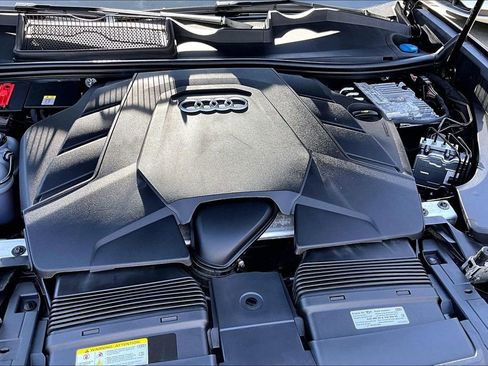 Used 2023 Audi Q8 Premium image 30