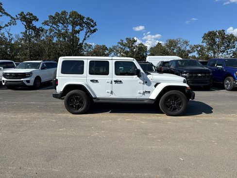 Used 2021 Jeep Wrangler Unlimited Sahara AWD/4WD image 4