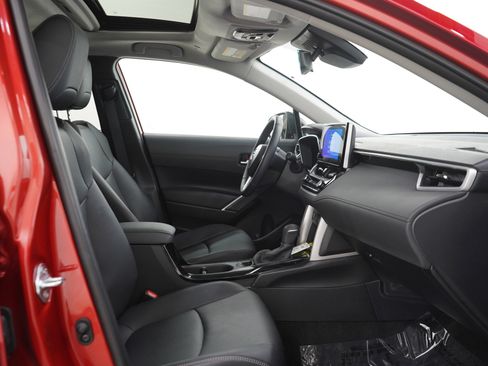 Used 2025 Toyota Corolla Cross XLE w/ Convenience Package AWD/4WD image 13