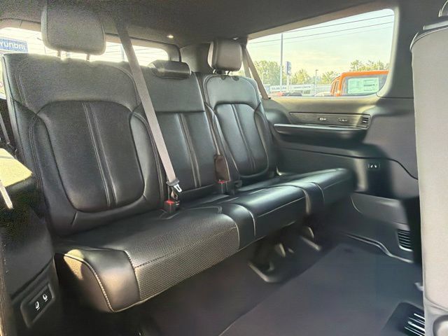Used 2024 Jeep Wagoneer L Series III w/ Flexible Seating Group AWD/4WD image 15