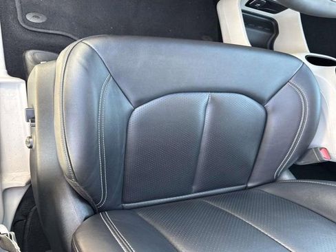 Used 2024 Chrysler Pacifica Touring-L image 9