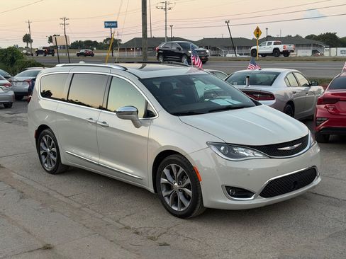 Used 2020 Chrysler Pacifica Limited w/ Tire & Wheel Group FWD image 3