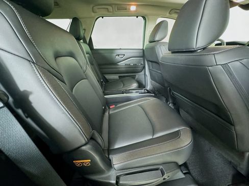 Used 2025 Nissan Pathfinder SL w/ SL Premium Package AWD/4WD image 38