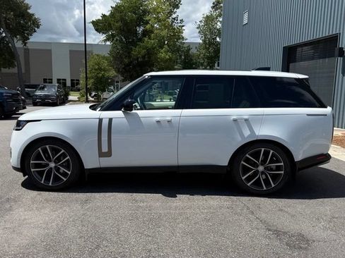Used 2025 Land Rover Range Rover SE AWD/4WD image 2