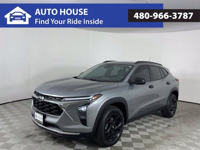 Used 2025 Chevrolet Trax LT FWD image 1