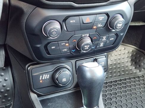 Used 2023 Jeep Renegade Latitude AWD/4WD image 21