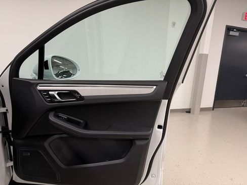 Certified 2026 Porsche Macan AWD/4WD image 37
