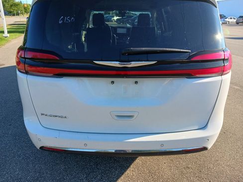 Used 2023 Chrysler Pacifica Touring-L FWD image 6