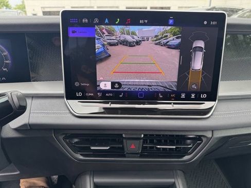 Used 2025 Volkswagen Tiguan SE AWD/4WD image 19