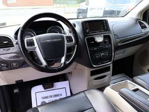 Used 2011 Chrysler Town & Country Touring-L w/ Driver Convenience Group FWD image 19