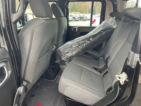Used 2024 Jeep Gladiator Sport image 16