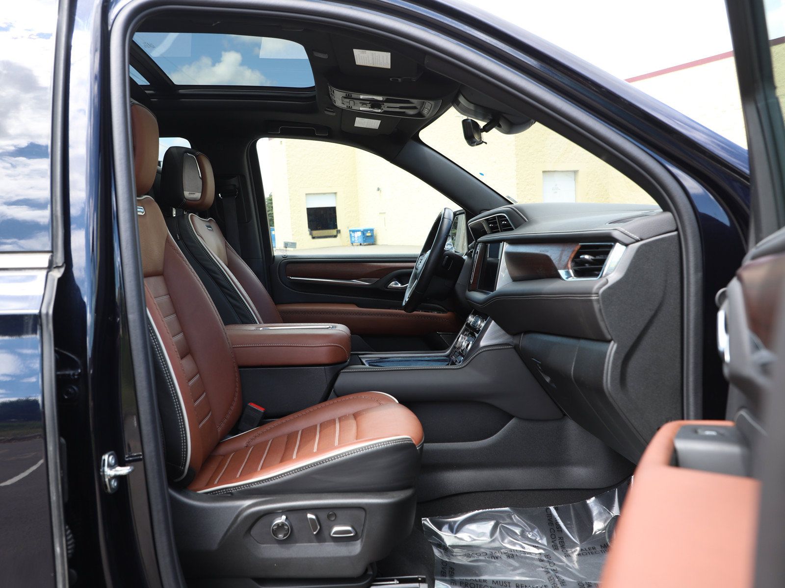 Used 2023 GMC Yukon Denali Ultimate AWD/4WD image 10