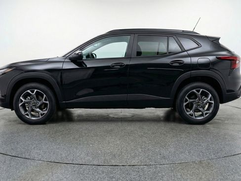 Used 2025 Chevrolet Trax LT w/ LT Convenience Package FWD image 5