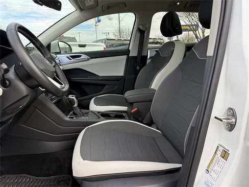 Used 2025 Volkswagen Taos SE image 24